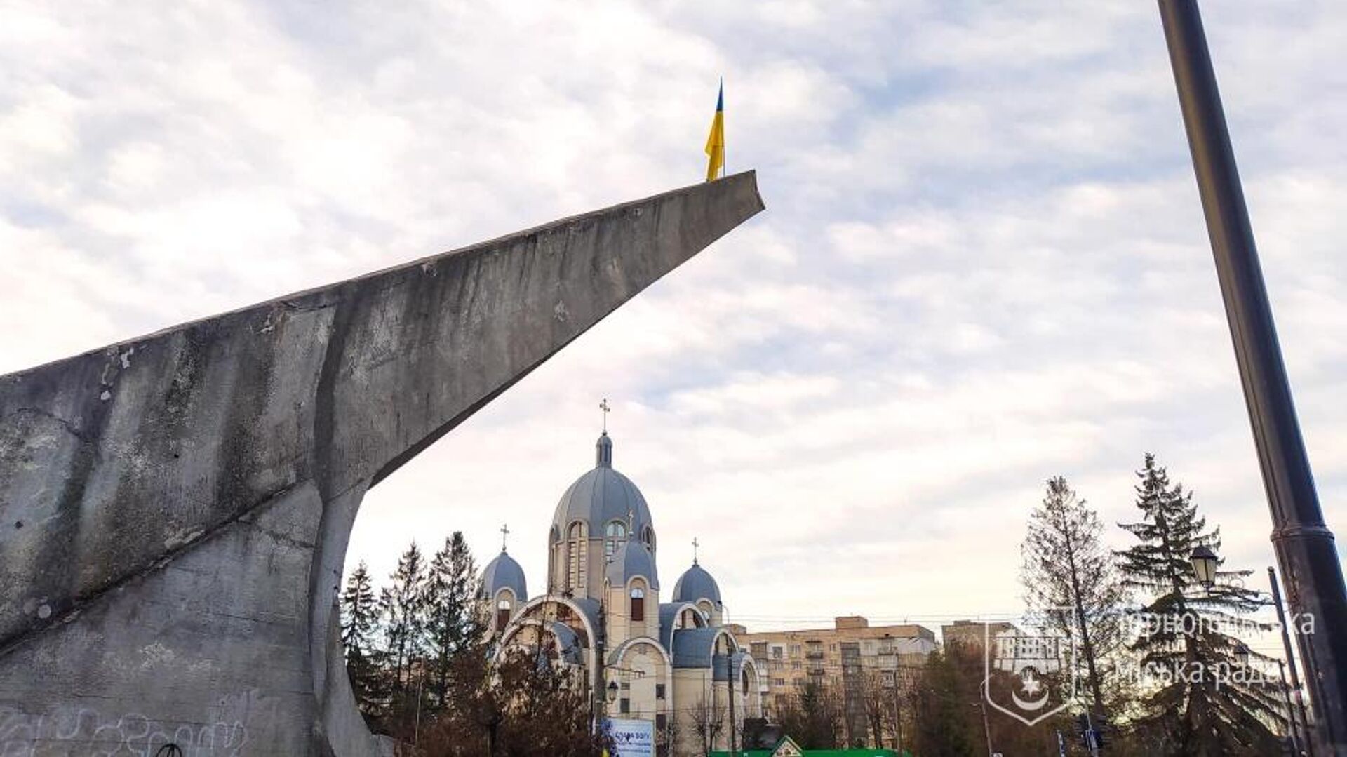 Флаг Украины на месте демонтированного памятника советским летчикам в Тернополе, Украина - РИА Новости, 1920, 14.04.2022