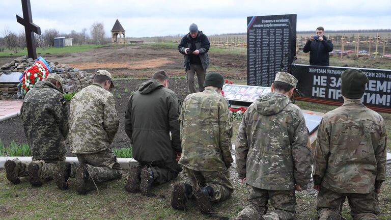 Украинские военнопленные перед мемориальным комплексом Не забудем, не простим! в память о погибших в Луганской Народной Республике в результате обстрелов в 2014 году