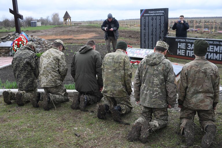 Украинские военнопленные перед мемориальным комплексом Не забудем, не простим! в память о погибших в Луганской Народной Республике в результате обстрелов в 2014 году