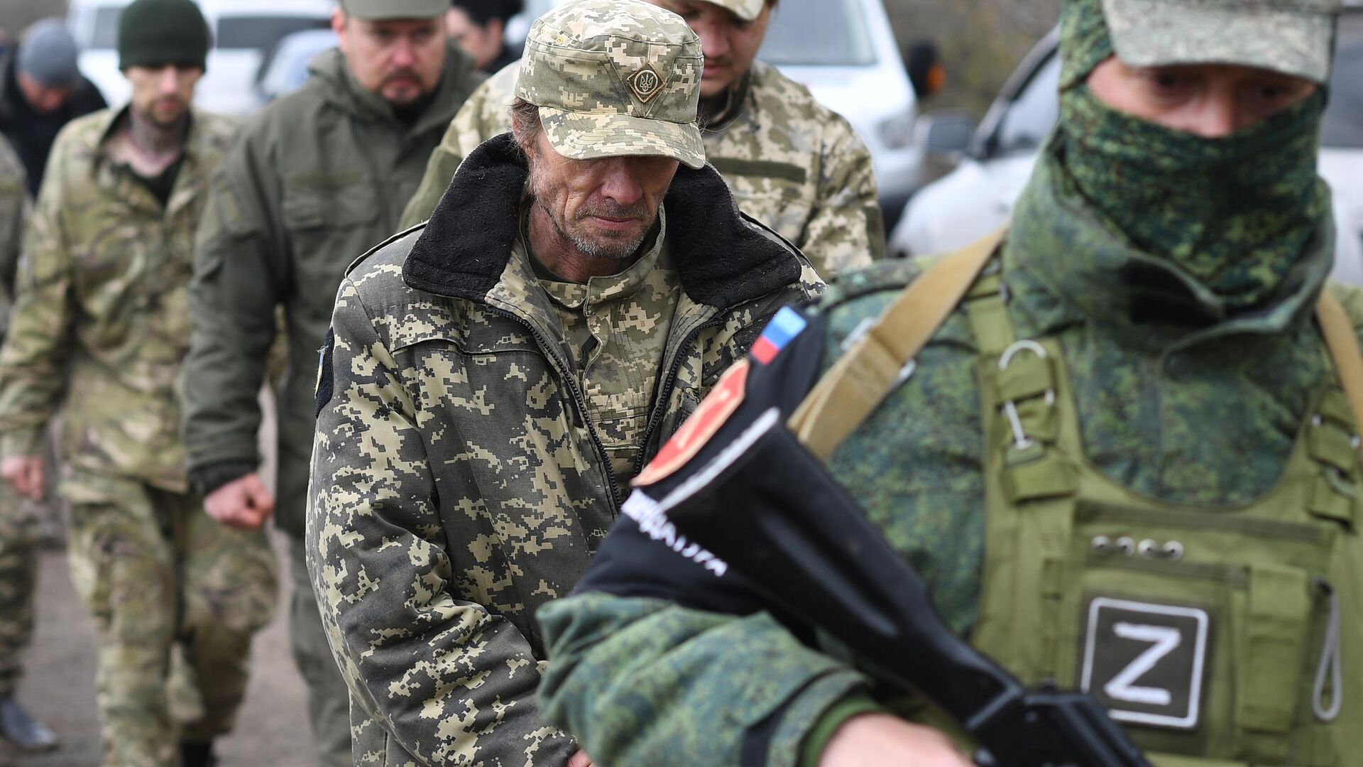 Украинские военнопленные перед мемориальным комплексом Не забудем, не простим! в память о погибших в ЛНР в 2014 году - РИА Новости, 1920, 28.04.2022