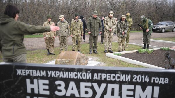Украинские военнопленные перед мемориальным комплексом Не забудем, не простим! в память о погибших в ЛНР в 2014 году