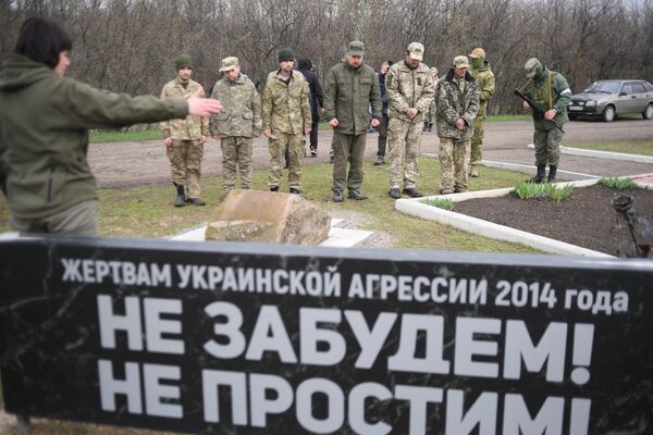 Украинские военнопленные перед мемориальным комплексом Не забудем, не простим! в память о погибших в ЛНР в 2014 году