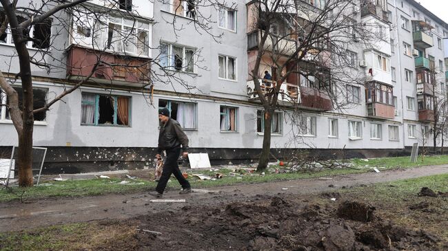 Дом, обстрелянный из РСЗО Град, в Ясиноватой