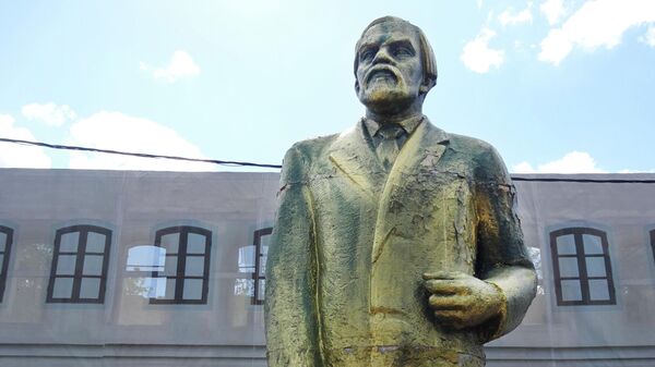 Памятник Сергею Чаплыгину. Дом, где он родился, нуждается в реставрации