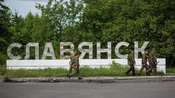 Ополченцы на въезде в город Славянск.