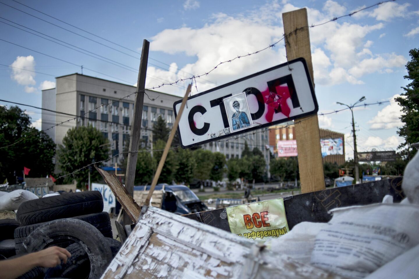 Баррикада у здания СБУ в Луганске Баррикада у здания СБУ в Луганске