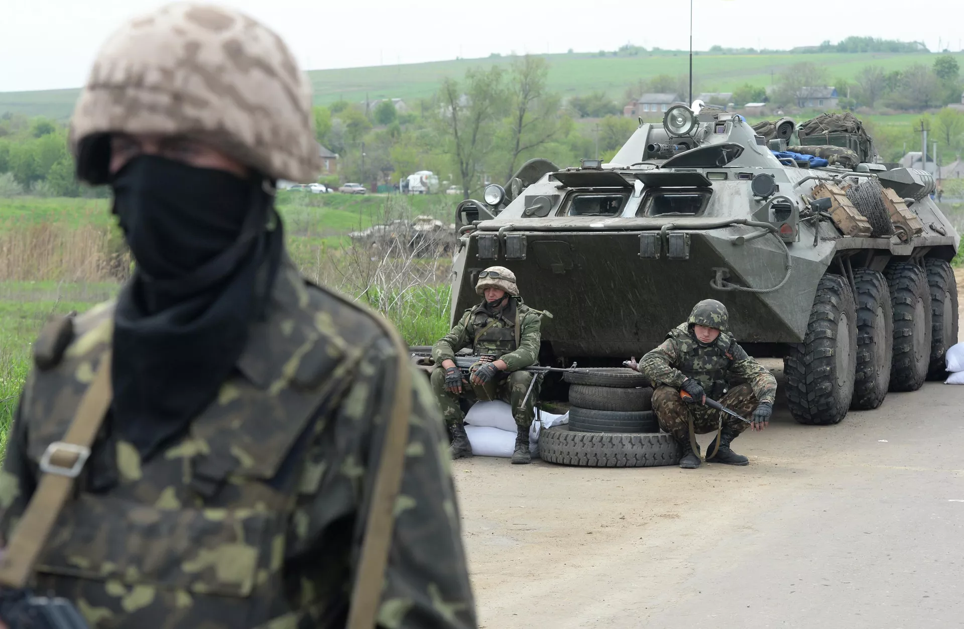 Украинские военные у села Андреевское около города Славянска Донецкой области, где местными жителями была заблокирована колонна бронетранспортеров украинской армии. - РИА Новости, 1920, 14.04.2022