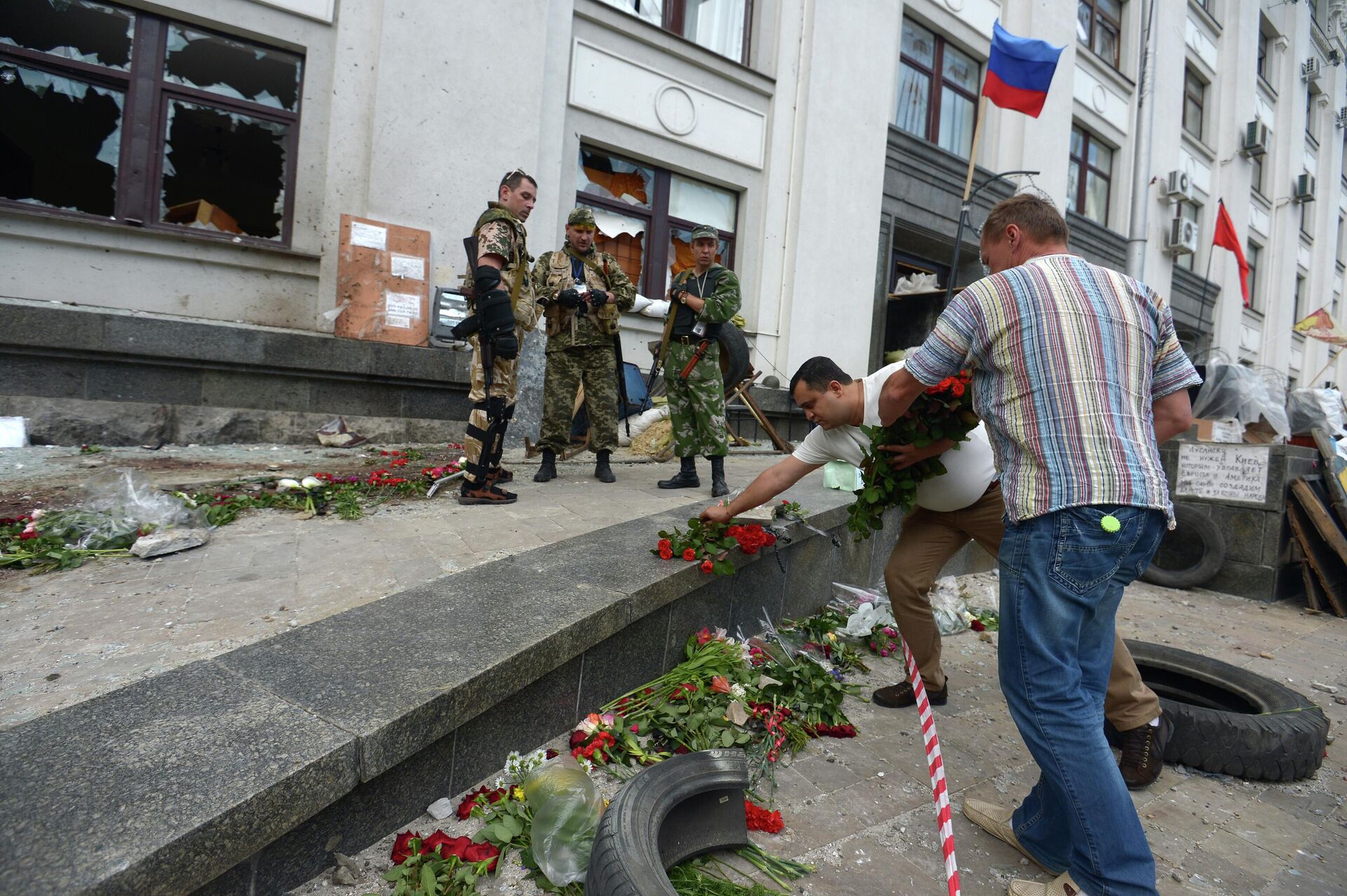 Жители возлагают цветы к зданию областной администрации Луганска после авиаудара ВВС Украины 2 июня - РИА Новости, 1920, 14.04.2022