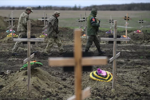 Ukrajinští váleční zajatci na území památníku Nezapomeňme, neodpustíme!  u obce Vidnoje, Luhanská oblast, na Den památky obětí ukrajinské agrese