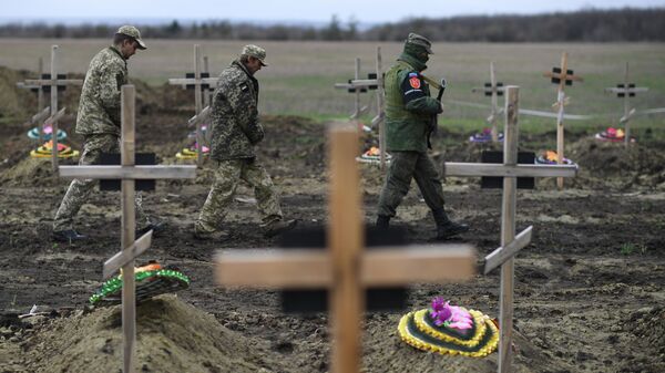 Украинские военнопленные на территории мемориала Не забудем, не простим! в районе поселка Видное Луганской области в День памяти жертв украинской агрессии