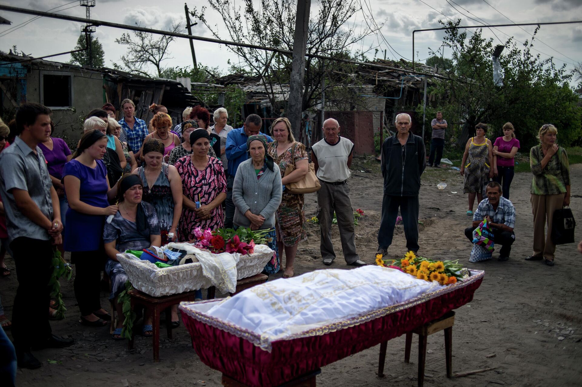 Похороны погибших во время обстрела украинскими военными жителей станицы Луганская Владимира Ермилова и его сына Вани. - РИА Новости, 1920, 14.04.2022