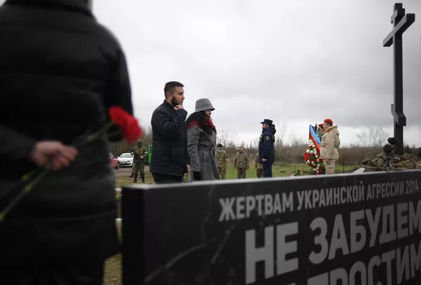 Účastníci akce ke Dni památky obětí ukrajinské agrese na území památníku Nezapomeňme, neodpustíme!  poblíž vesnice Vidnoe, Luhanská oblast