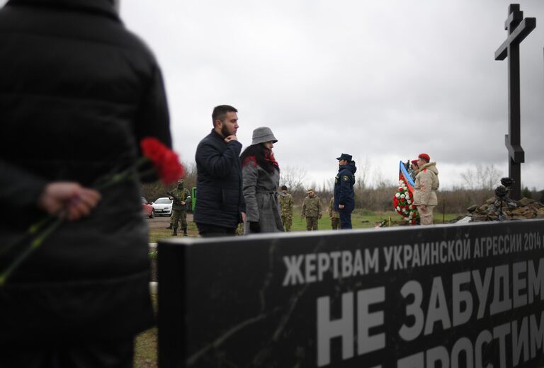 Участники мероприятия в День памяти жертв украинской агрессии на территории мемориала Не забудем, не простим! в районе поселка Видное Луганской области