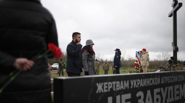 Участники мероприятия в День памяти жертв украинской агрессии на территории мемориала Не забудем, не простим! в районе поселка Видное Луганской области