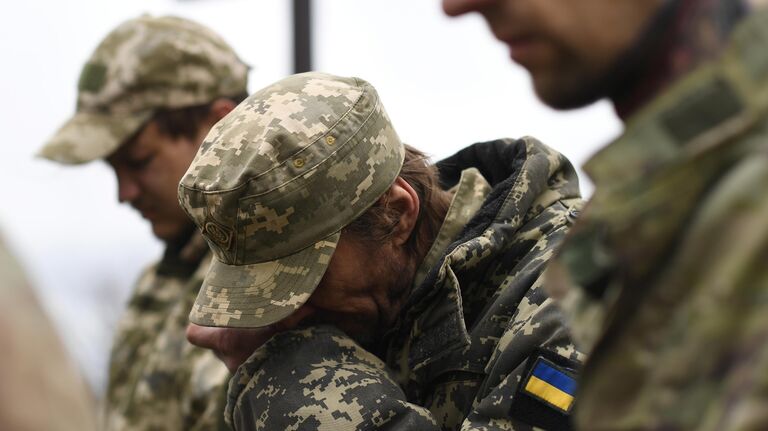 Украинские военнопленные на территории мемориала Не забудем, не простим! в районе поселка Видное Луганской области в День памяти жертв украинской агрессии