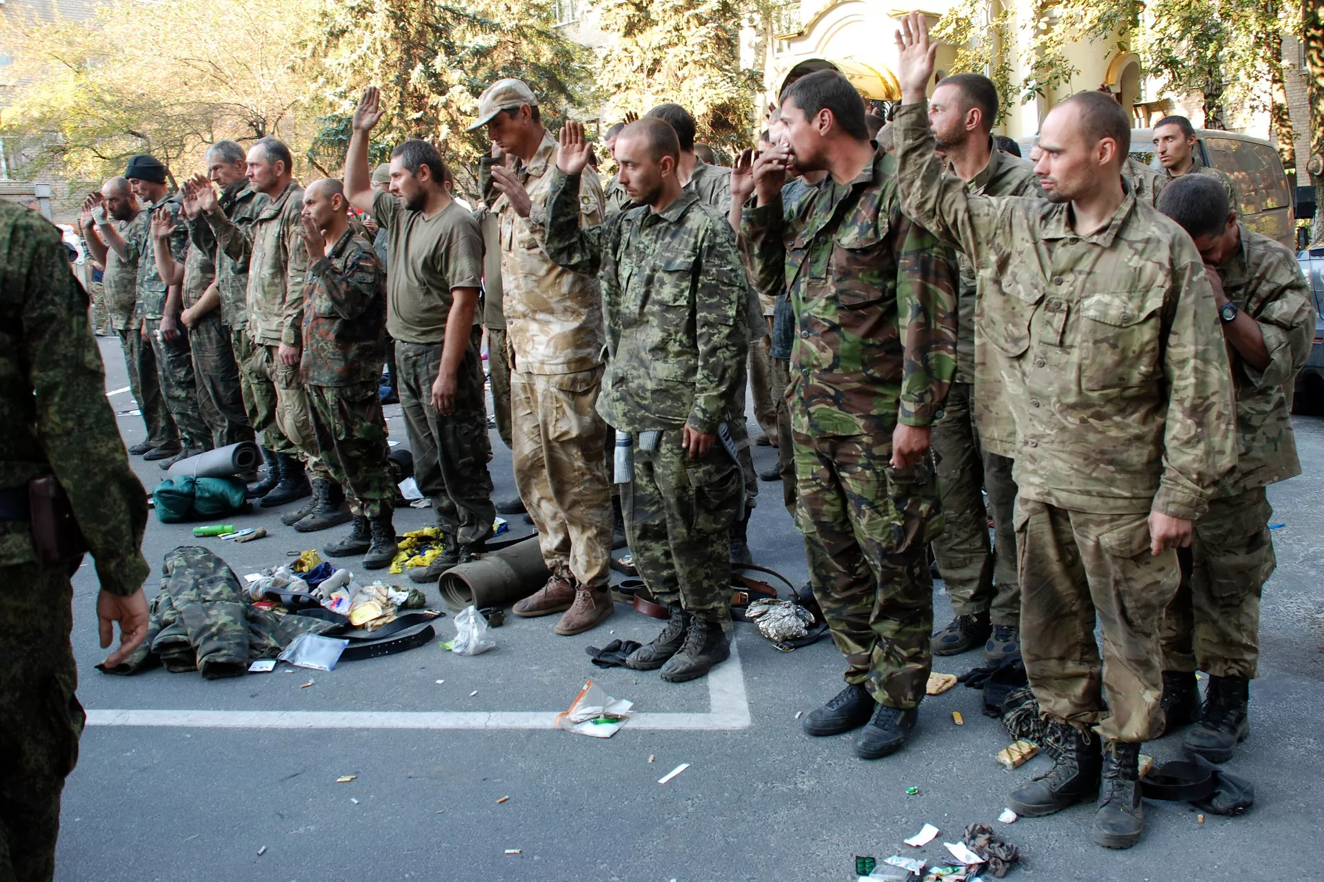 Пленные украинские военные, вывезенные из окружения под Иловайском, в Донецке. - РИА Новости, 1920, 14.04.2022