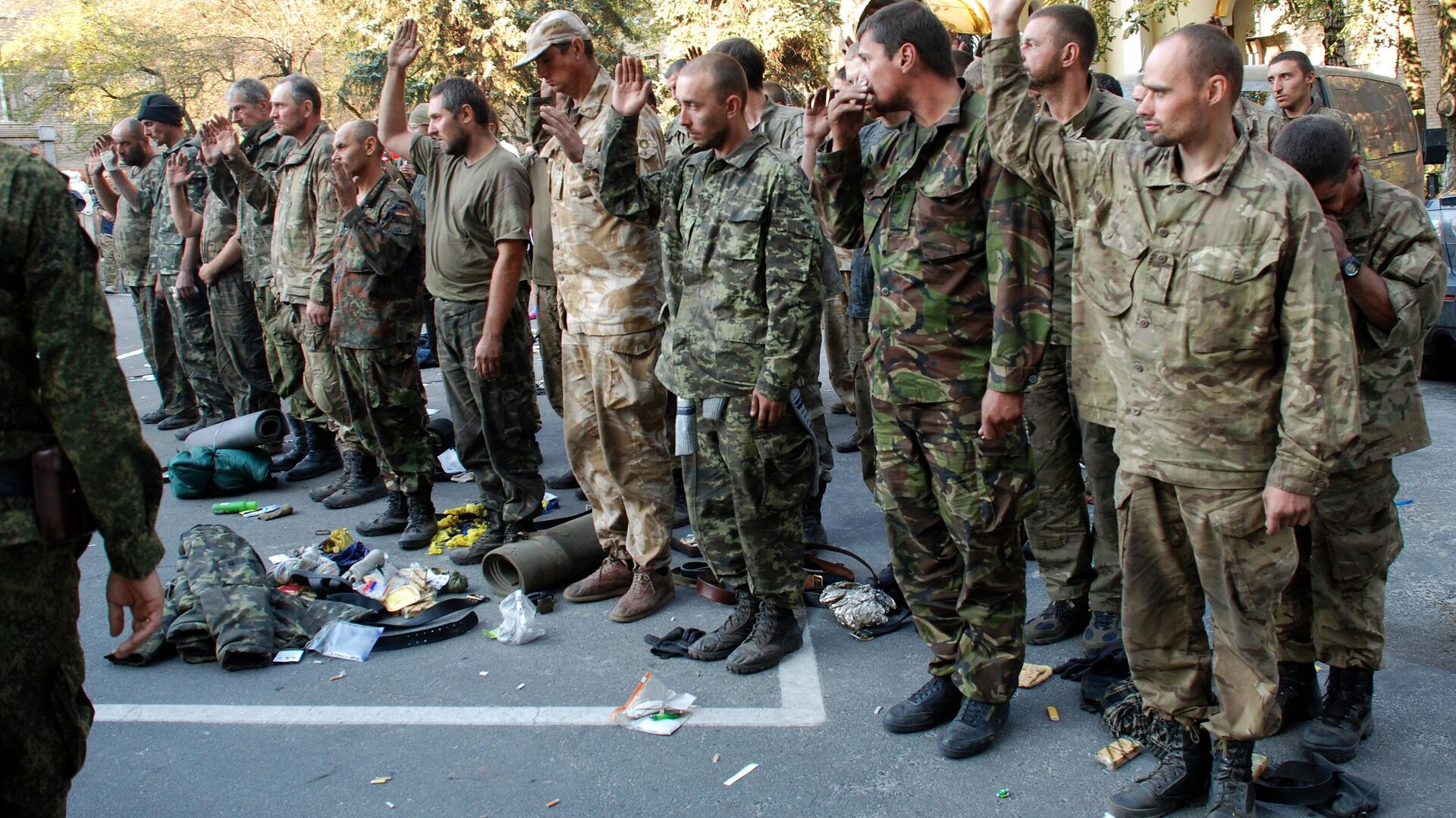 Пленные украинские военные, вывезенные из окружения под Иловайском, в Донецке. - РИА Новости, 1920, 20.04.2022