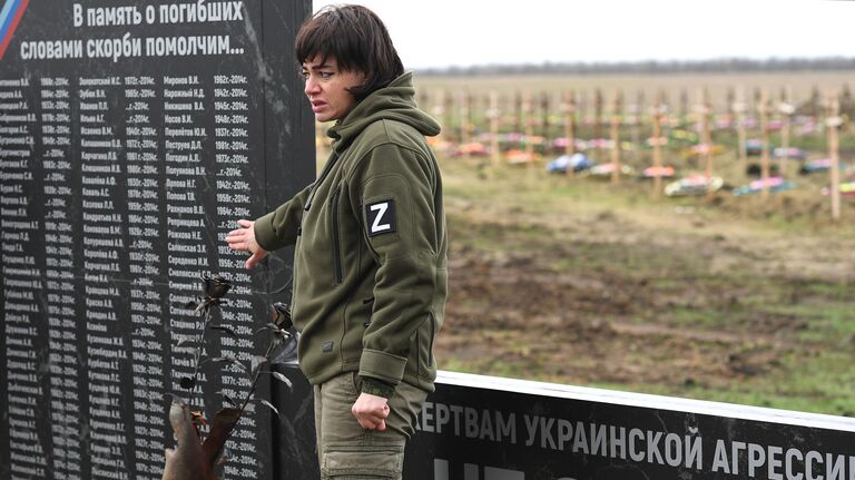 Анна Сорока на мероприятии в День памяти жертв украинской агрессии на территории мемориала Не забудем, не простим! в районе поселка Видное