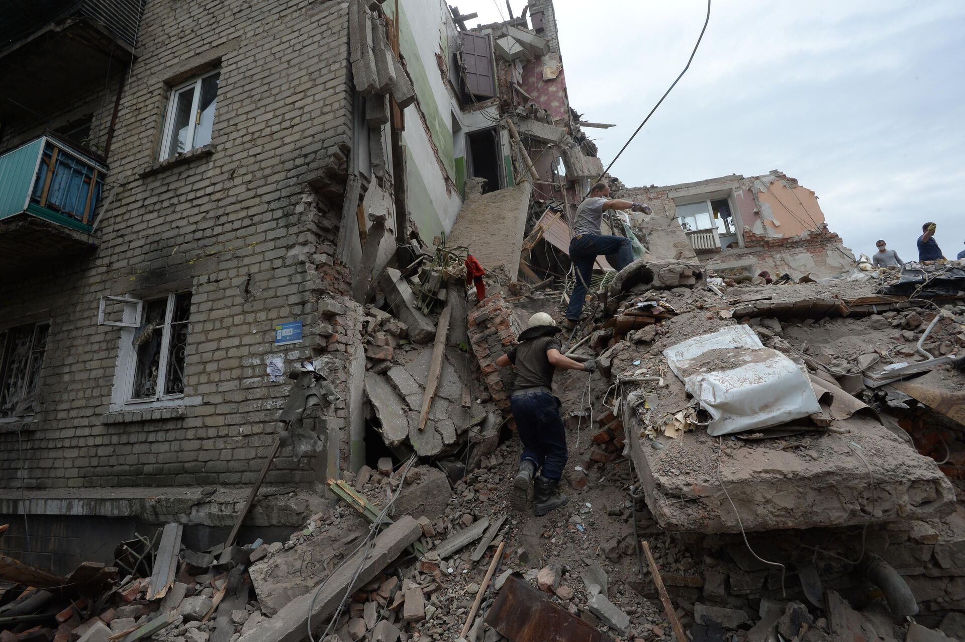 Дом, разрушенный в результате налета украинской авиации в городе Снежное Донецкой области - РИА Новости, 1920, 14.04.2022