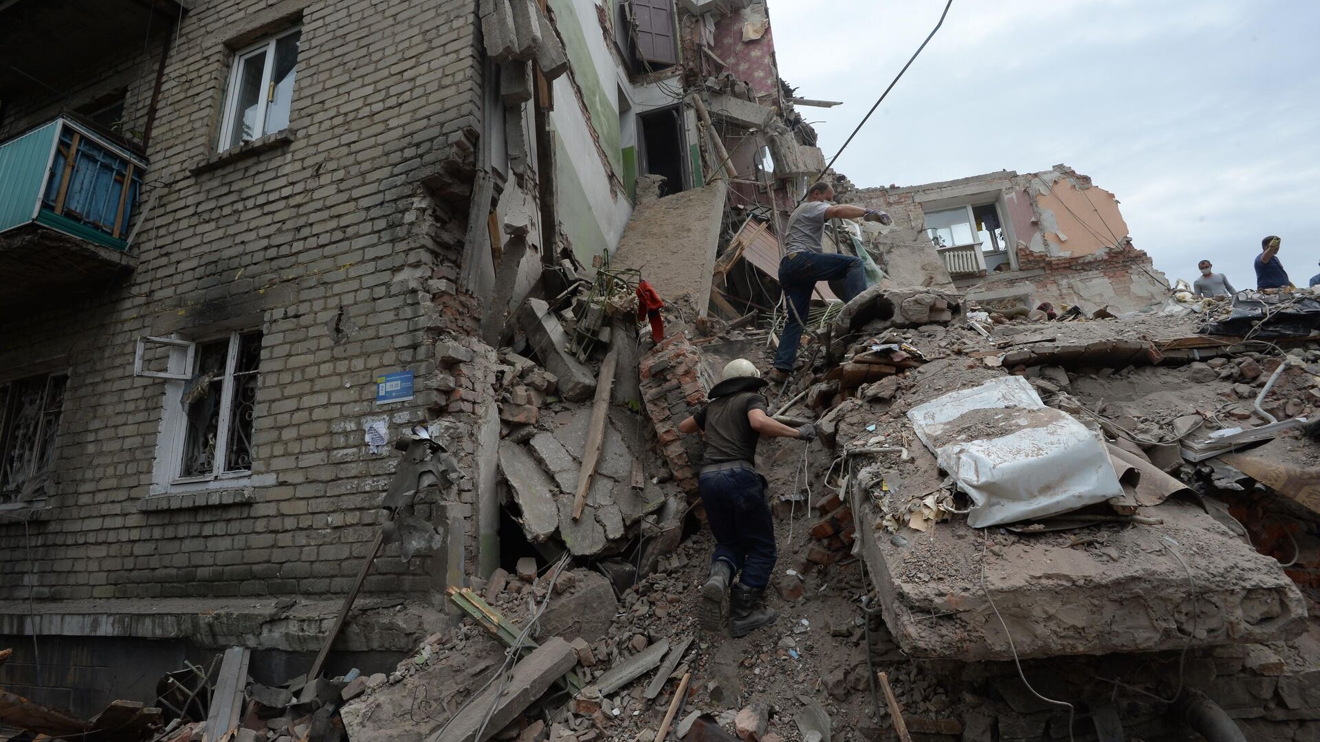 Дом, разрушенный в результате налета украинской авиации в городе Снежное Донецкой области - РИА Новости, 1920, 20.04.2022