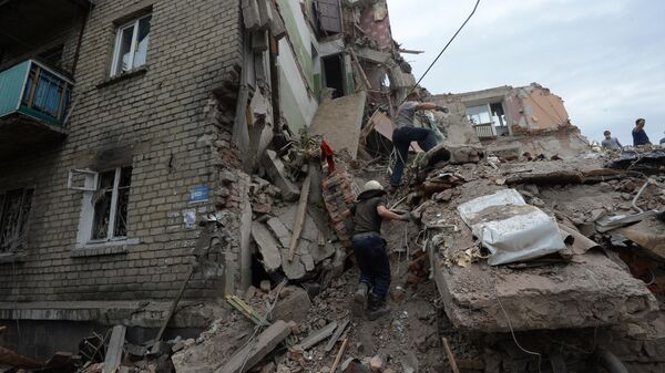 Дом, разрушенный в результате налета украинской авиации в городе Снежное Донецкой области