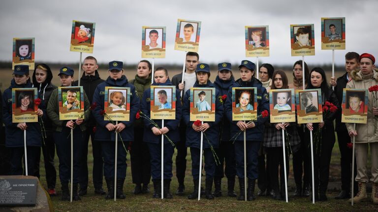 Участники мероприятия в День памяти жертв украинской агрессии на территории мемориала Не забудем, не простим! в районе поселка Видное Луганской области