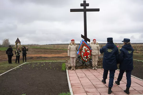 Pracovníci Ústavu civilní ochrany LNR položí květiny k památníku Nezapomeňme, neodpustíme!  u obce Vidnoje, Luhanská oblast, na Den památky obětí ukrajinské agrese