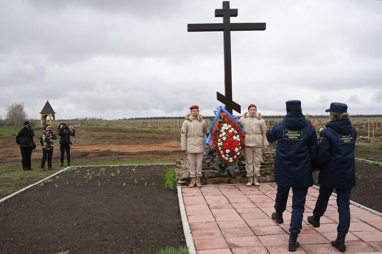 Сотрудники института гражданской защиты ЛНР возлагают цветы к мемориалу Не забудем, не простим! в районе поселка Видное Луганской области в День памяти жертв украинской агрессии