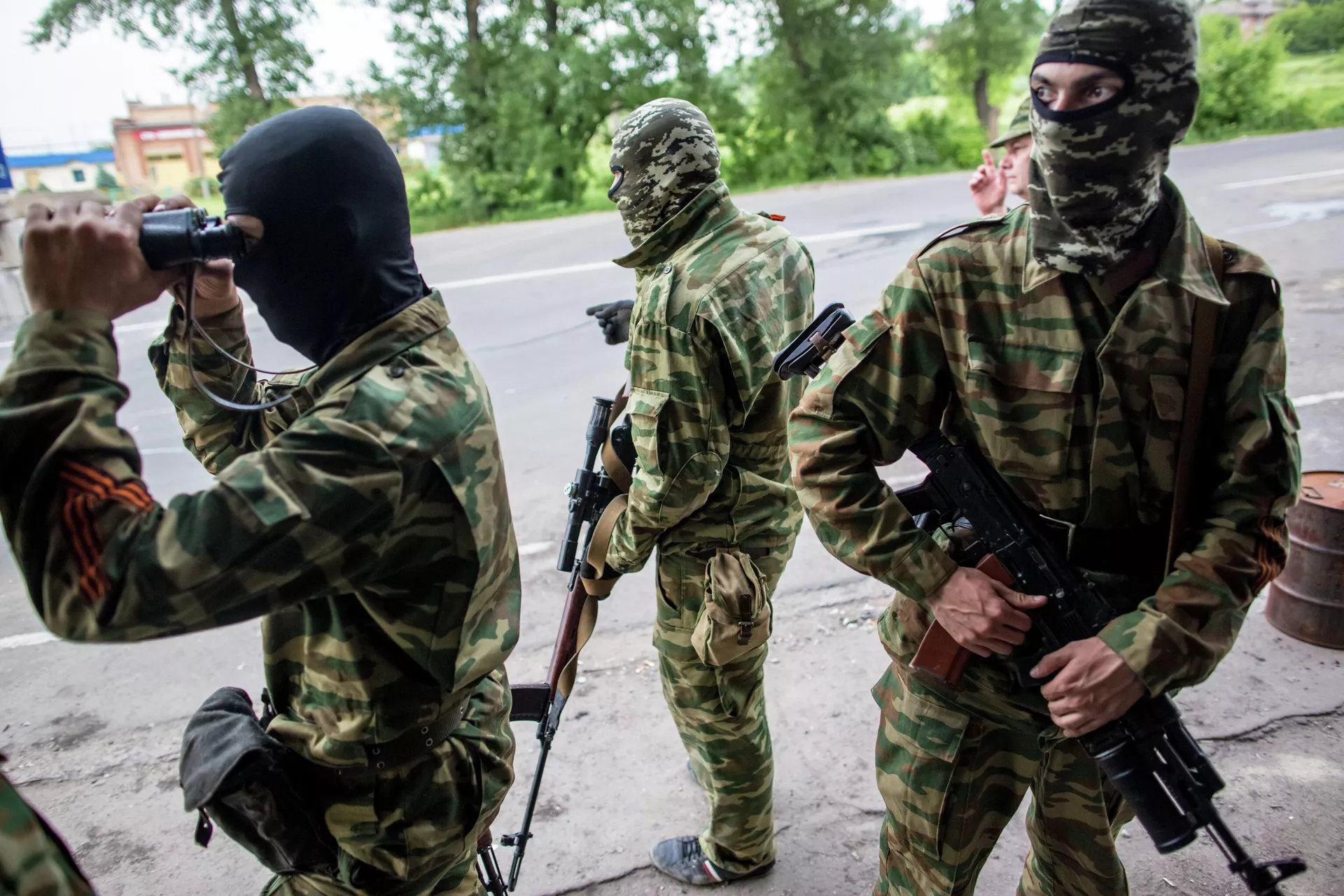 Бойцы народного ополчения Донбасса участвуют в боевых действиях в селе Семеновка под Славянском. - РИА Новости, 1920, 14.04.2022