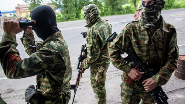 Бойцы народного ополчения Донбасса участвуют в боевых действиях в селе Семеновка под Славянском.