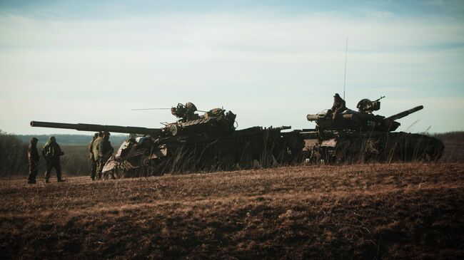 Танки Донецкой народной республики (ДНР) вблизи Дебальцево