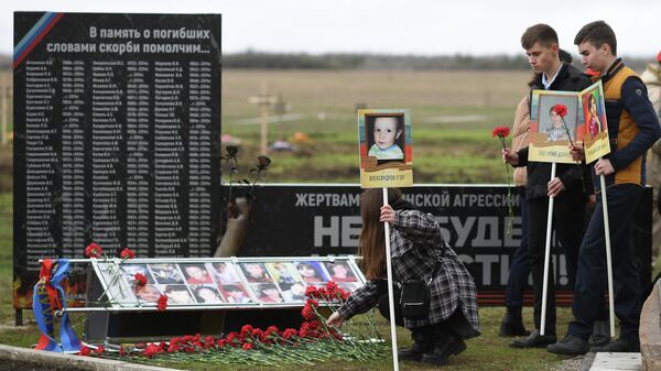 Участники мероприятия в День памяти жертв украинской агрессии на территории мемориала Не забудем, не простим! в районе поселка Видное Луганской области