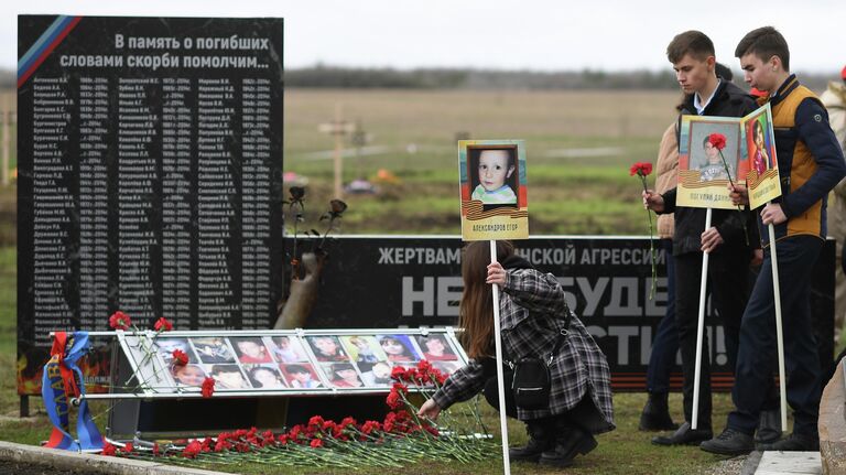 Участники мероприятия в День памяти жертв украинской агрессии на территории мемориала Не забудем, не простим! в районе поселка Видное Луганской области