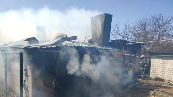 Сотрудники МЧС РФ тушат пожар в доме, возникший в результате авиаудара по поселку Климово в Брянской области
