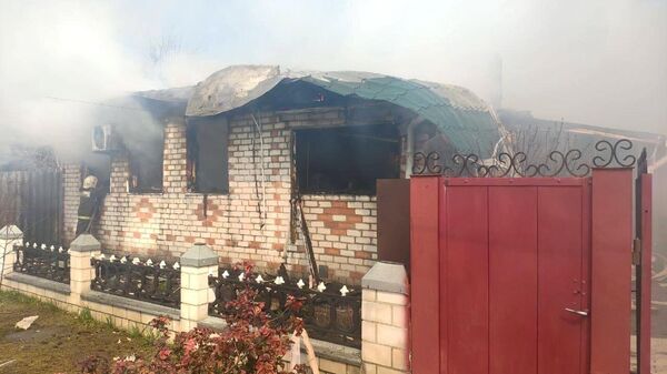 Сотрудники МЧС РФ тушат пожар в доме, возникший в результате авиаудара по поселку Климово в Брянской области