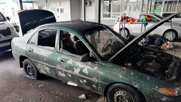 Поврежденный автомобиль на пограничном автомобильном пропускном пункте Новые Юрковичи в Брянской области, который подвергся минометному обстрелу ВСУ