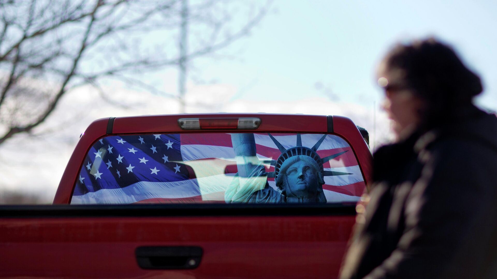 Изображение флага США и статуи Свободы на заднем стекле автомобиля в Манчестере  - РИА Новости, 1920, 02.06.2022