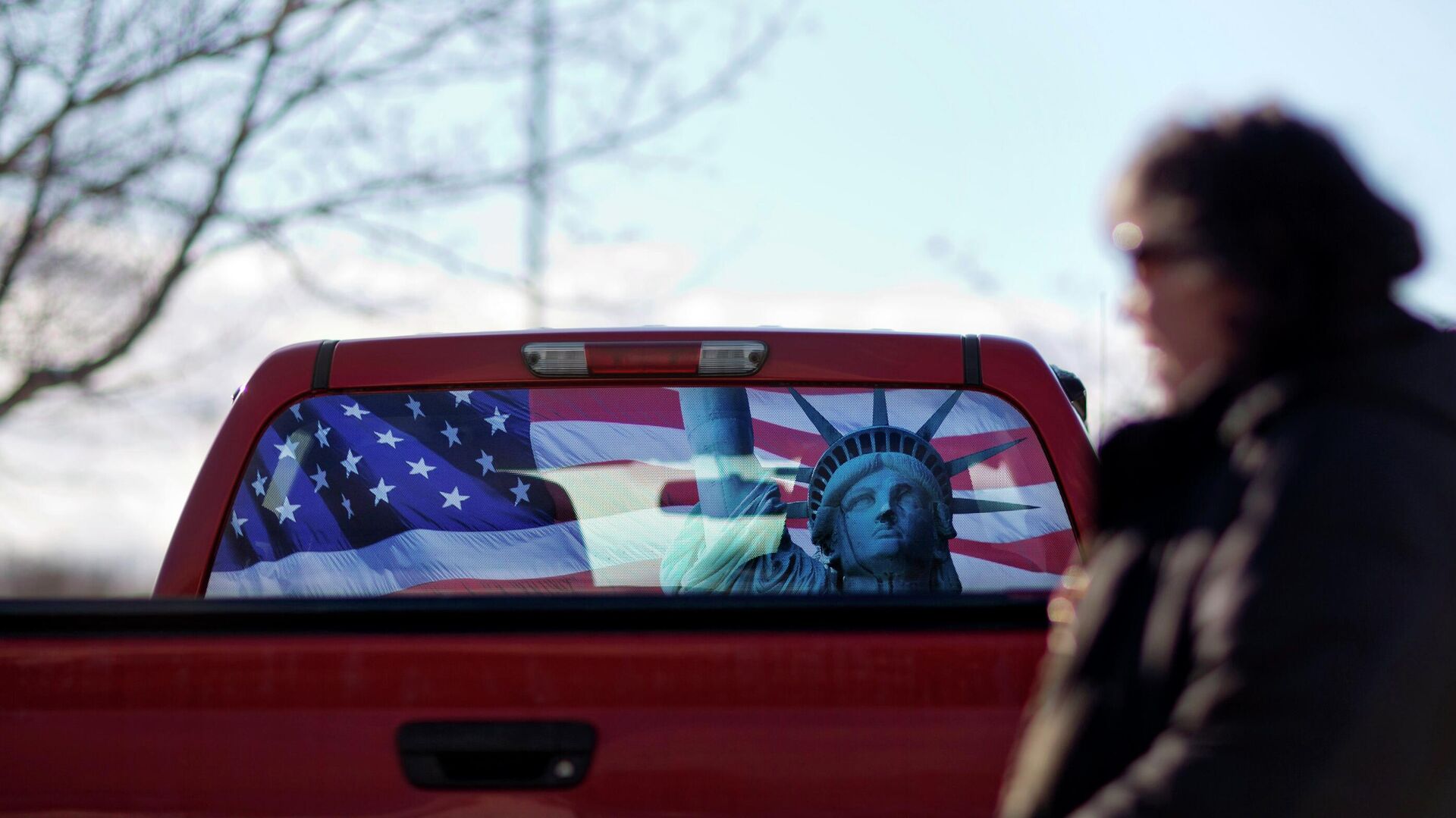 Изображение флага США и статуи Свободы на заднем стекле автомобиля в Манчестере  - РИА Новости, 1920, 15.04.2022