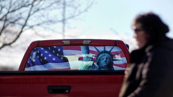 Изображение флага США и статуи Свободы на заднем стекле автомобиля в Манчестере 
