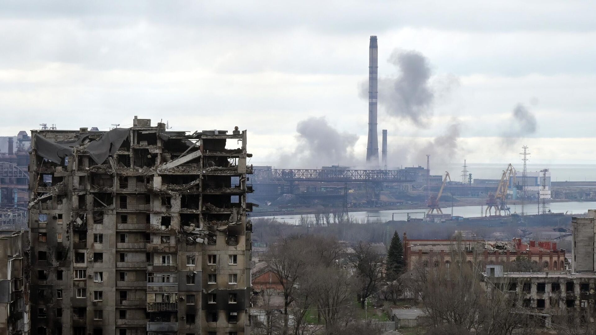 Разрушенные дома около завода Азовсталь в Мариуполе - РИА Новости, 1920, 21.04.2022