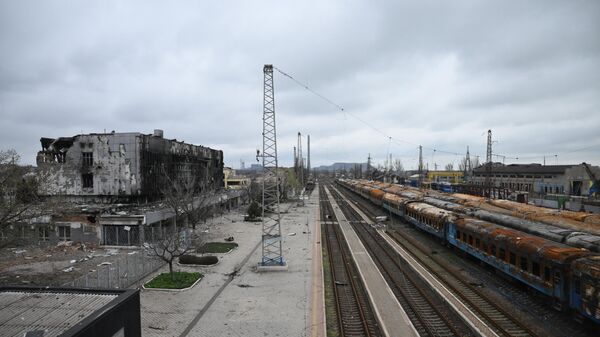 Разрушенный железнодорожный вокзал в Мариуполе