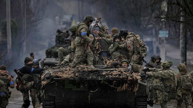 Украинские военные  на танке. Архивное фото