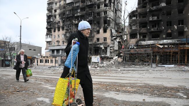 Жители города в Левобережном районе Мариуполя