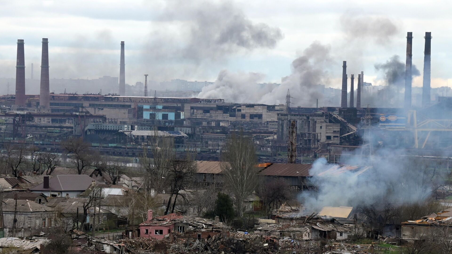 Дым над заводом Азовсталь в Мариуполе - РИА Новости, 1920, 20.04.2022