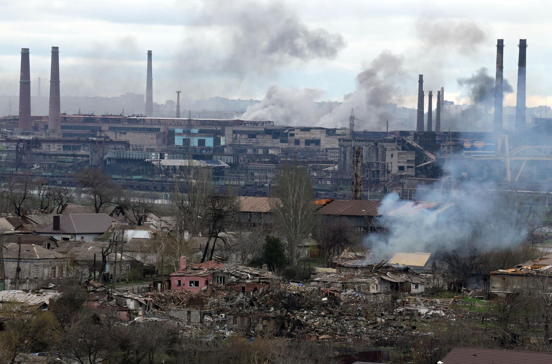 Дым над заводом Азовсталь в Мариуполе - РИА Новости, 1920, 15.04.2022