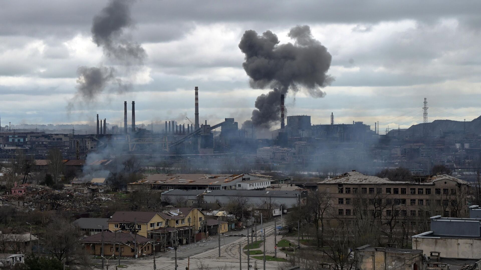Дым над заводом Азовсталь в Мариуполе - РИА Новости, 1920, 22.04.2022