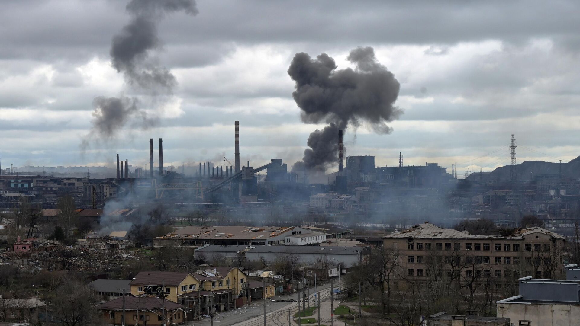 Дым над заводом Азовсталь в Мариуполе - РИА Новости, 1920, 17.04.2022