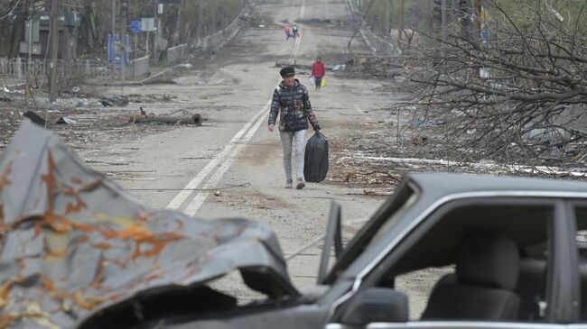 Жители города в Левобережном районе Мариуполя