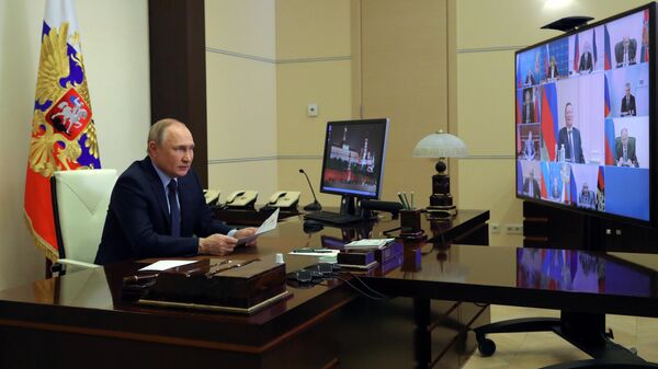 Президент России Владимир Путин проводит оперативное совещание с постоянными членами Совета безопасности