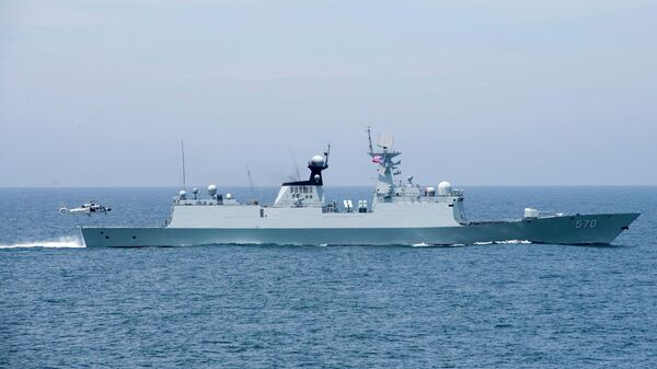 Ракетный фрегат Хуаншань Военно-морских сил КНР в Южно-Китайском море